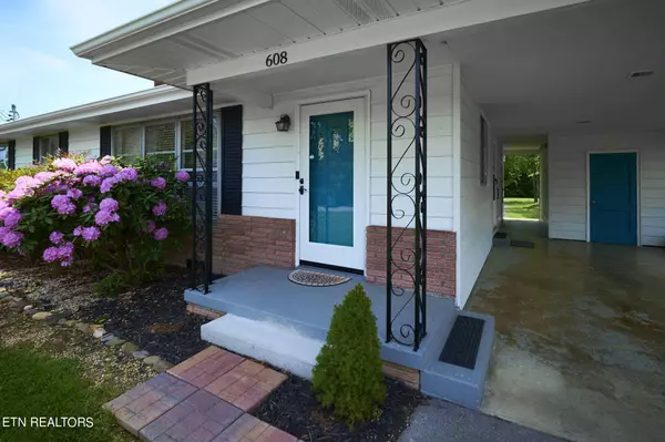 Knoxville, TN 37920,608 Centeroak DR