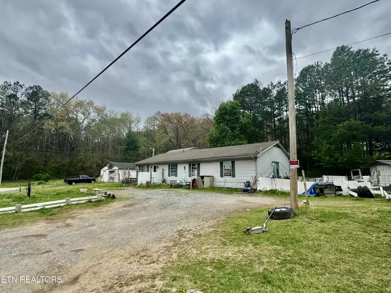 4271 Harriman Hwy, Harriman, TN 37748