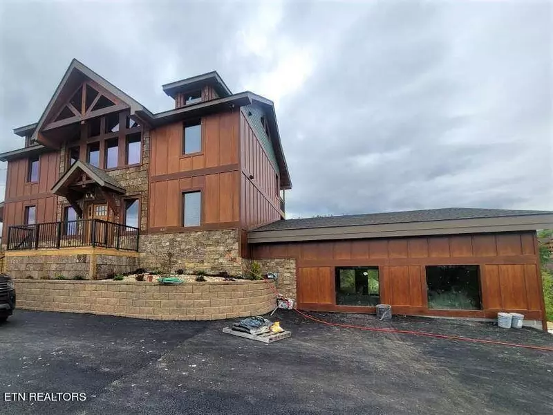 810 Crestwood LN, Gatlinburg, TN 37738