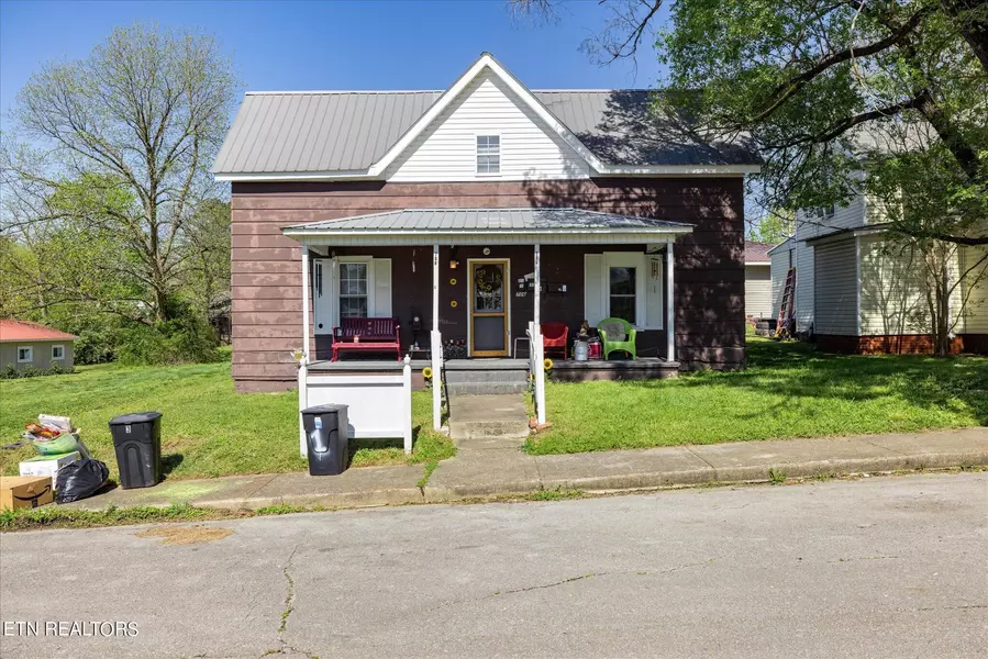 706 Washington Ave, Etowah, TN 37331