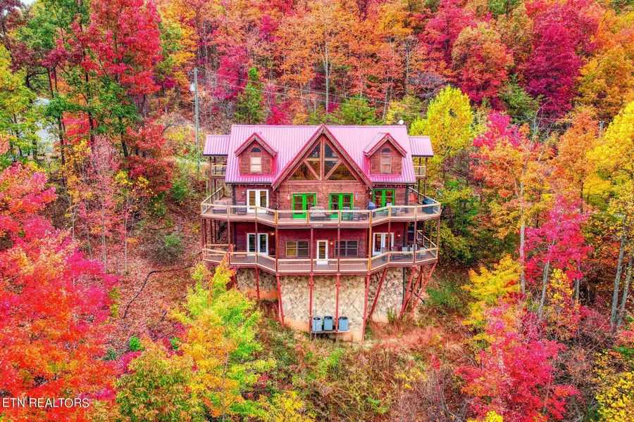 725 Big Bear Ridge Rd, Gatlinburg, TN 37738