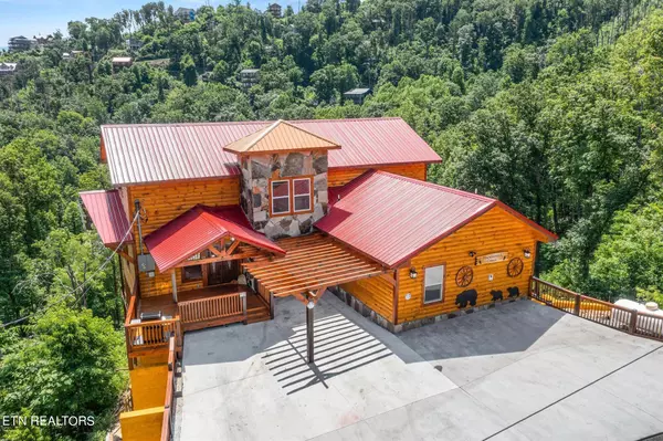 720 Pinecrest DR, Gatlinburg, TN 37738