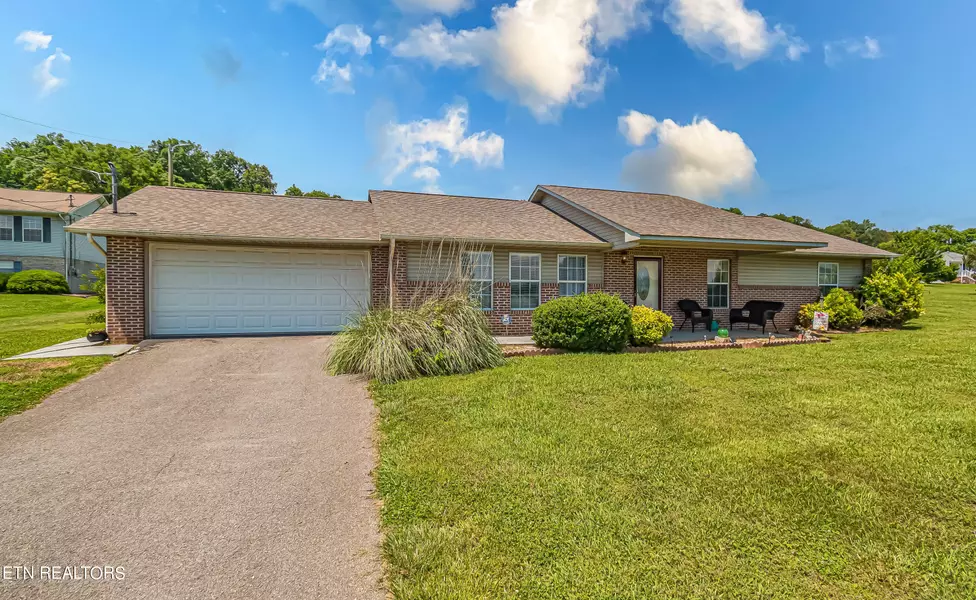 625 Ross DR, Dandridge, TN 37725