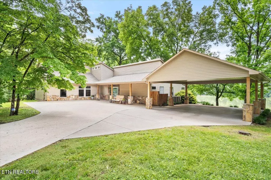 302 Lakecrest DR, Harriman, TN 37748