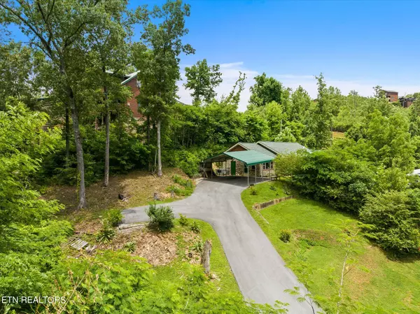 828 Crest View DR, Gatlinburg, TN 37738