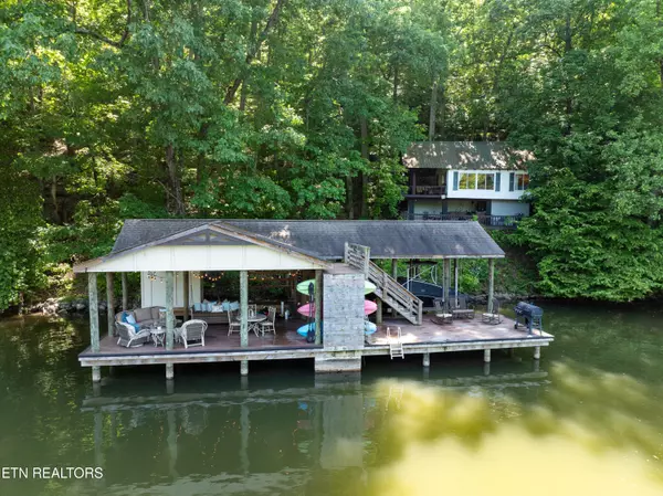 1360 Deep Cove LN, Lenoir City, TN 37772