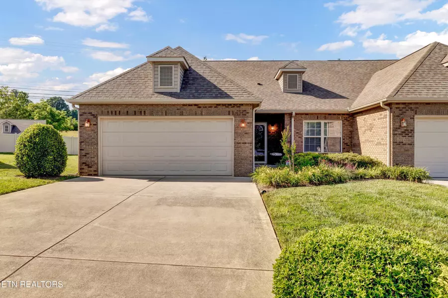 325 Glenview CIR, Lenoir City, TN 37771