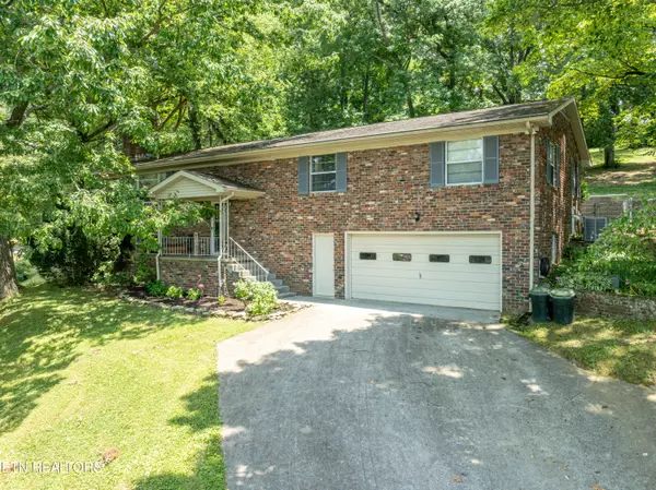 2660 Karenwood DR, Maryville, TN 37804