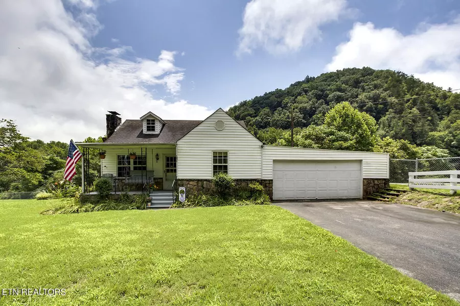 1071 Carter Ave, Harriman, TN 37748