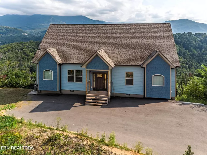 907 Village Loop Rd, Gatlinburg, TN 37738