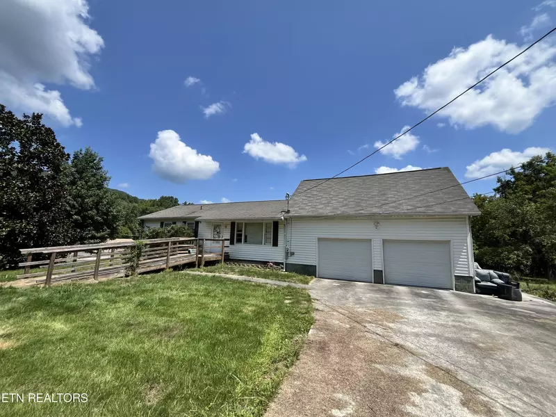 105 Ford Ave, Harriman, TN 37748