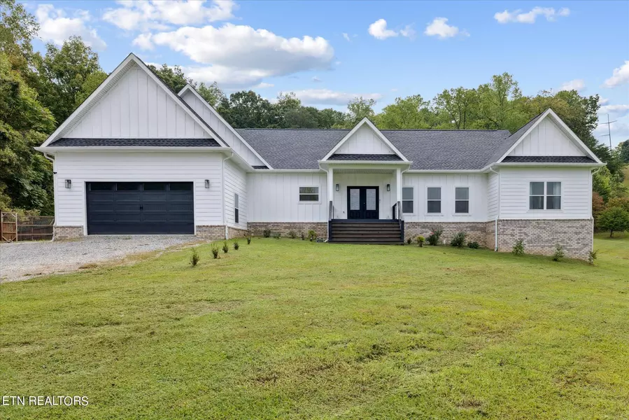 916 Zirkle Rd, Dandridge, TN 37725