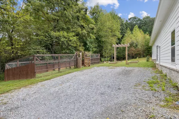 Dandridge, TN 37725,916 Zirkle Rd