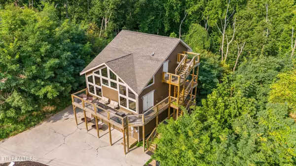 622 Wiley Oakley DR, Gatlinburg, TN 37738