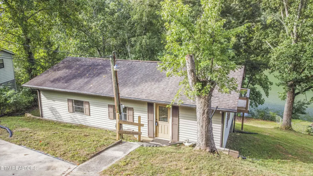 252 Lakecrest DR, Harriman, TN 37748