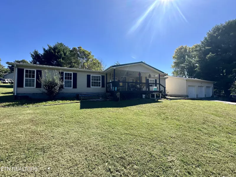 306 Mullis LN, Jacksboro, TN 37757