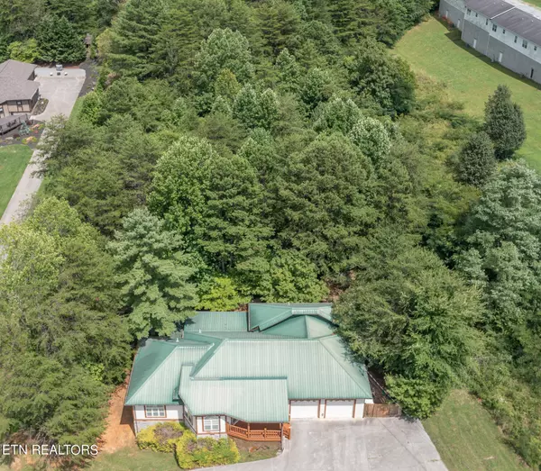 332 Pembroke DR, Sevierville, TN 37876