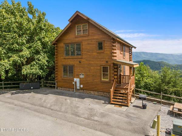 3016 Hickory Lodge DR, Sevierville, TN 37862