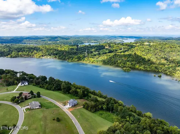 891 River Bank Tr, Loudon, TN 37774