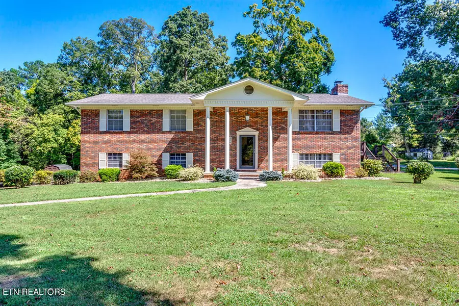 404 Wooddale Rd, Strawberry Plains, TN 37871