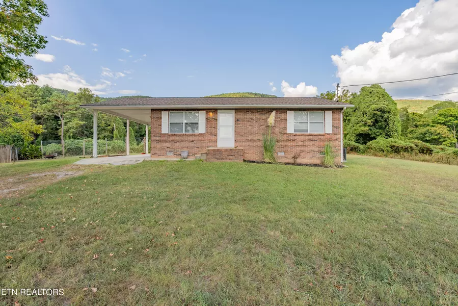 104 Coffey LN, Harriman, TN 37748