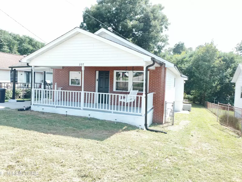 207 Walnut St, Lenoir City, TN 37771