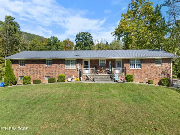 130 Big Springs LN, Jacksboro, TN 37757