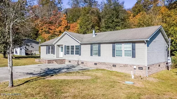 210 Loggers LN, Clinton, TN 37716