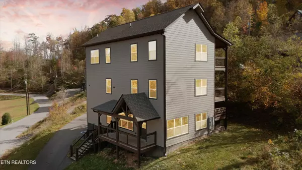 433 Hilltop Rd, Gatlinburg, TN 37738