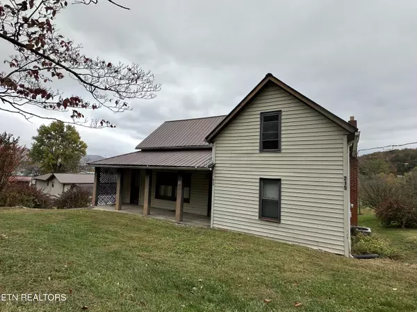 215 Hill LN, Caryville, TN 37714