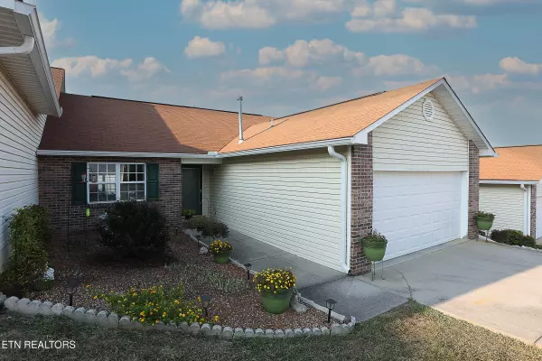 208 Executive Meadows DR, Lenoir City, TN 37771