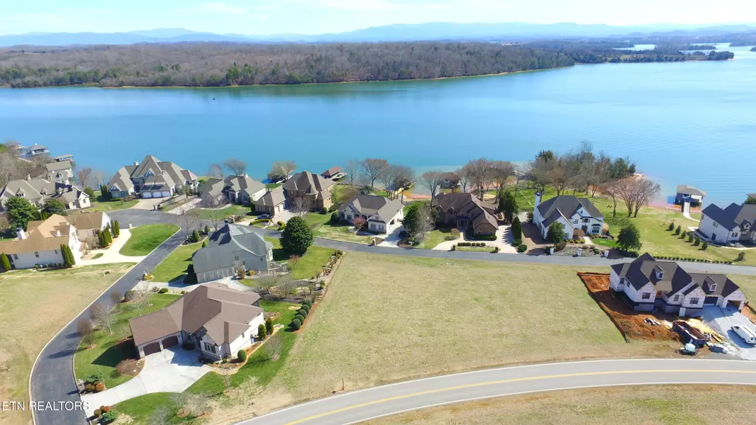730 Rarity Bay Pkwy, Vonore, TN 37885