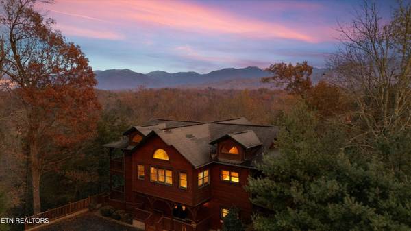 320 Poplar Point WAY, Gatlinburg, TN 37738