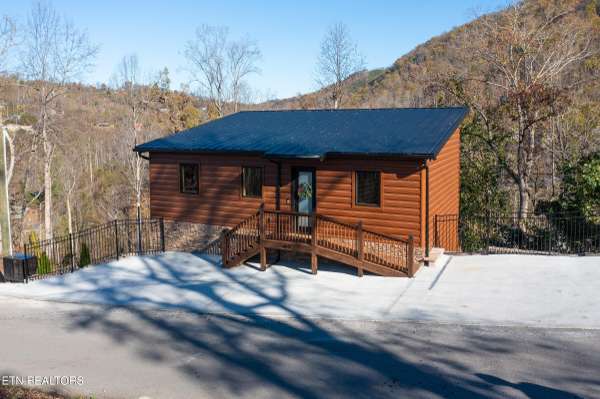 409 Loop Rd, Gatlinburg, TN 37738