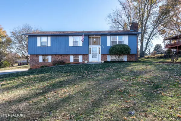 2220 Eau Clair DR, Maryville, TN 37803