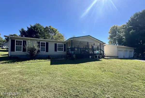 306 Mullis LN, Jacksboro, TN 37757