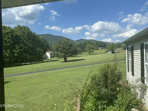 Jacksboro, TN 37757,306 Mullis LN