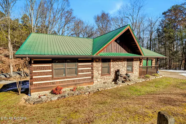 2561 Black Bear LN, Sevierville, TN 37876