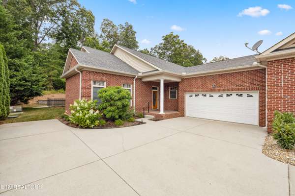 2203 Mountain DR, Lenoir City, TN 37772