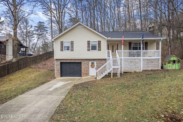 583 Hilltop DR, Jacksboro, TN 37757