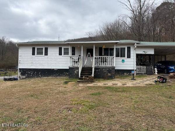 210 Ford Ave, Harriman, TN 37748