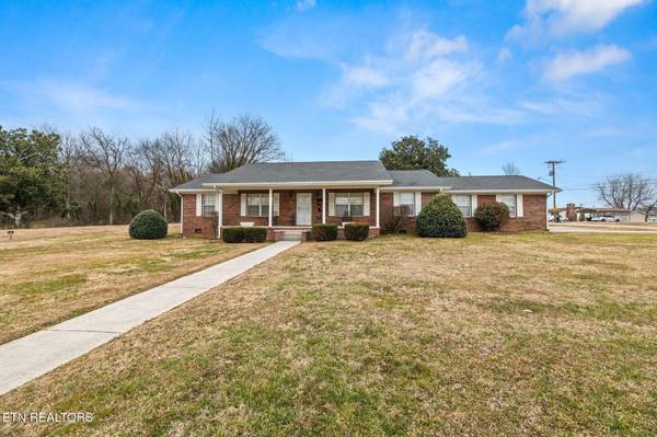 1702 Chestnut St, Sweetwater, TN 37874