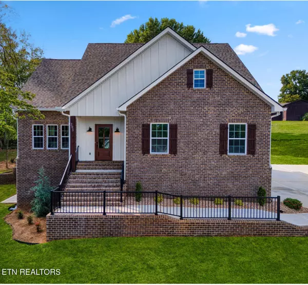 295 Caulderwood LN, Lenoir City, TN 37771