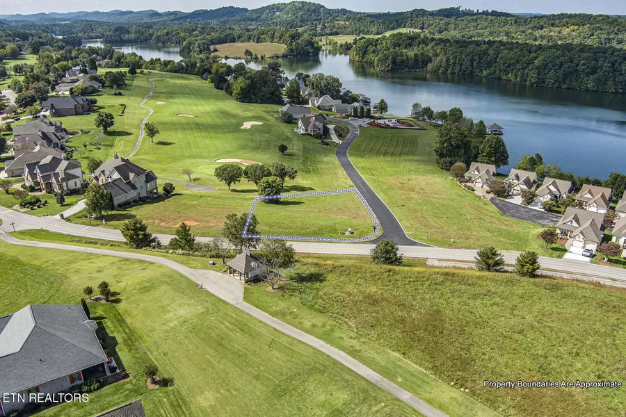 889 Rarity Bay Pkwy, Vonore, TN 37885