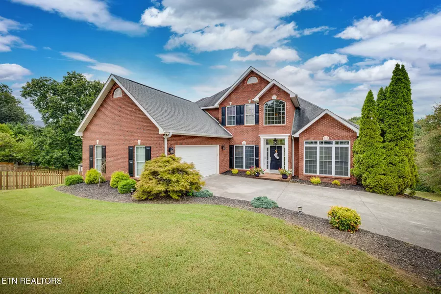 3690 Hirst CIR, Lenoir City, TN 37772