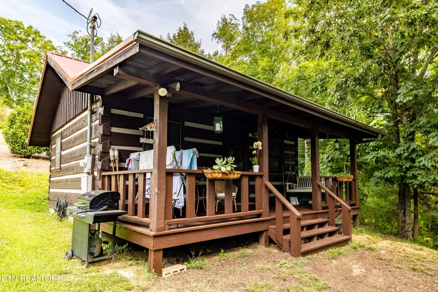 125 White Oak LN, Townsend, TN 37882