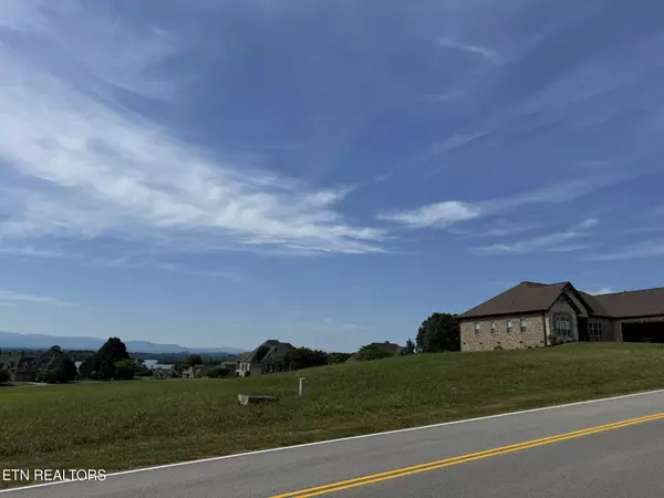 494 Rarity Bay Pkwy, Vonore, TN 37885