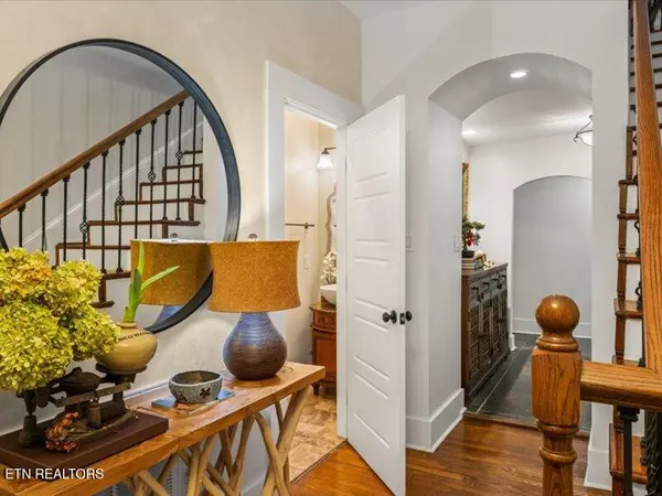 Knoxville, TN 37919,3930 Kingston PIKE