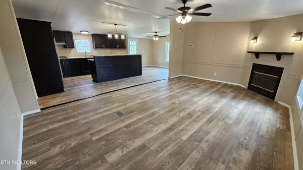 Lafollette, TN 37766,242 Cowan LN