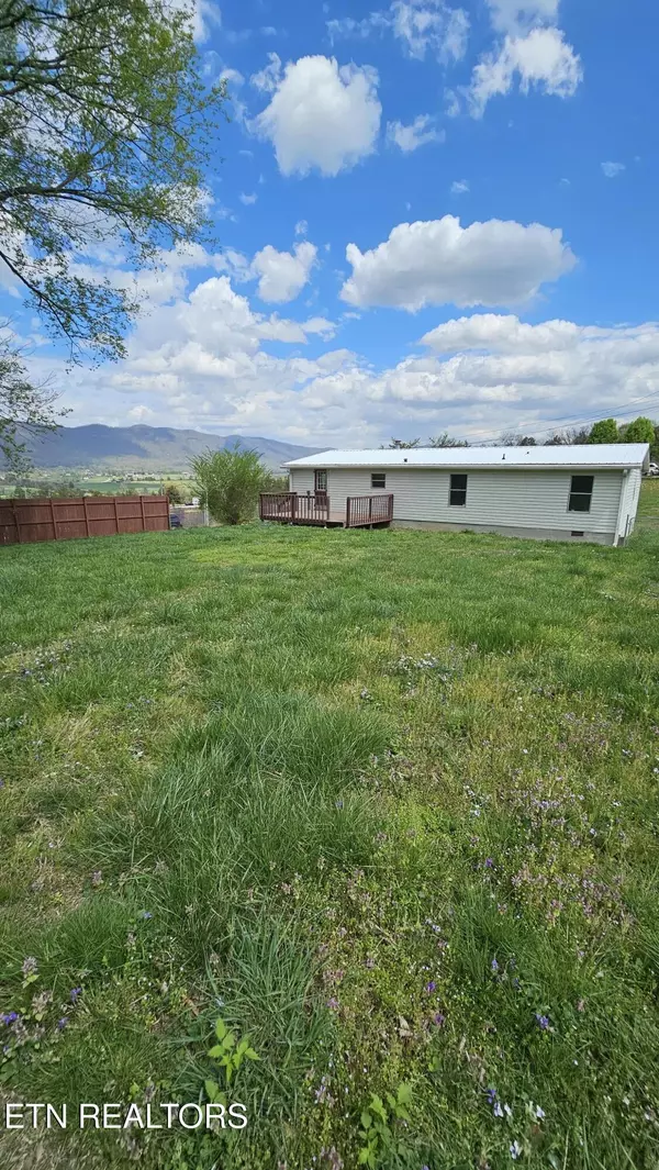 Lafollette, TN 37766,242 Cowan LN